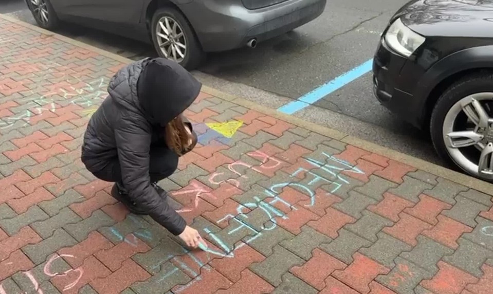 Prednáška Fica v Poprade: Študenti mu na chodníku zanechávajú odkazy napísané kriedou