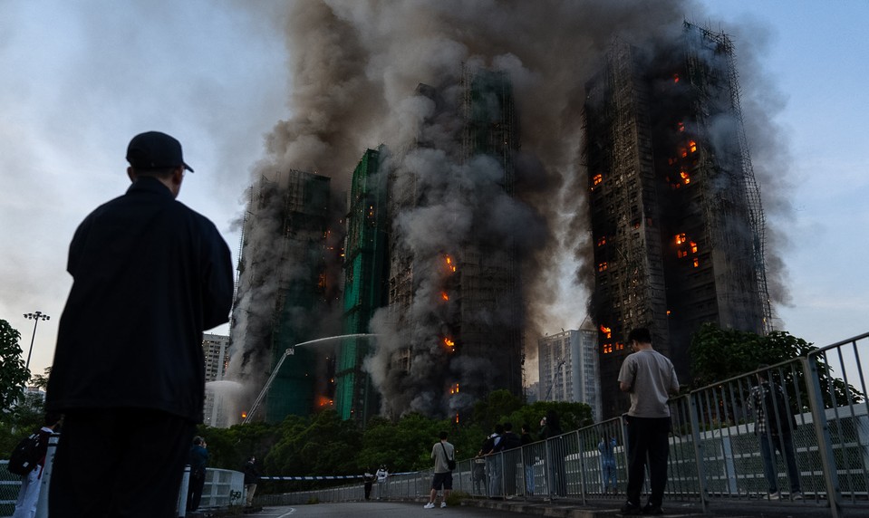 Pri požiari ôsmich budov v Hongkongu zahynulo najmenej 13 ľudí