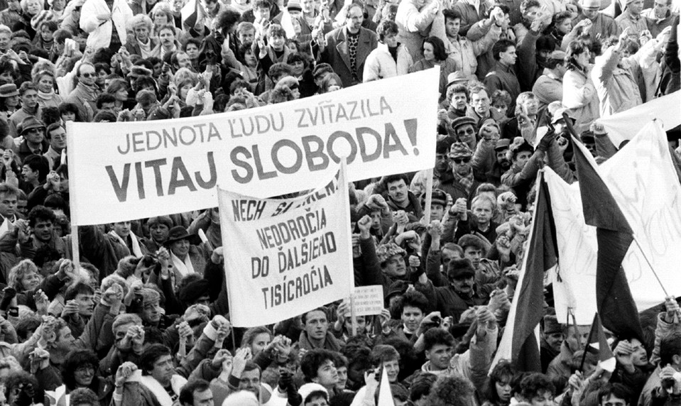 Slovensko si pripomína 17. november, napriek zrušenému voľnu dávajú mnohé inštitúcie deň voľna