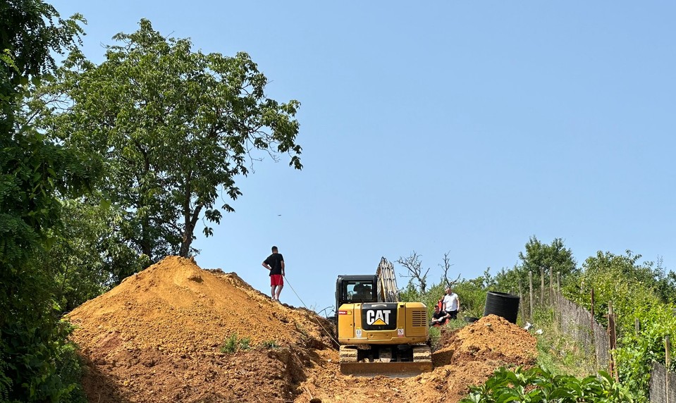 Tragédia na pracovisku: Nevládne telo muža museli vytiahnuť spod hliny bagrom