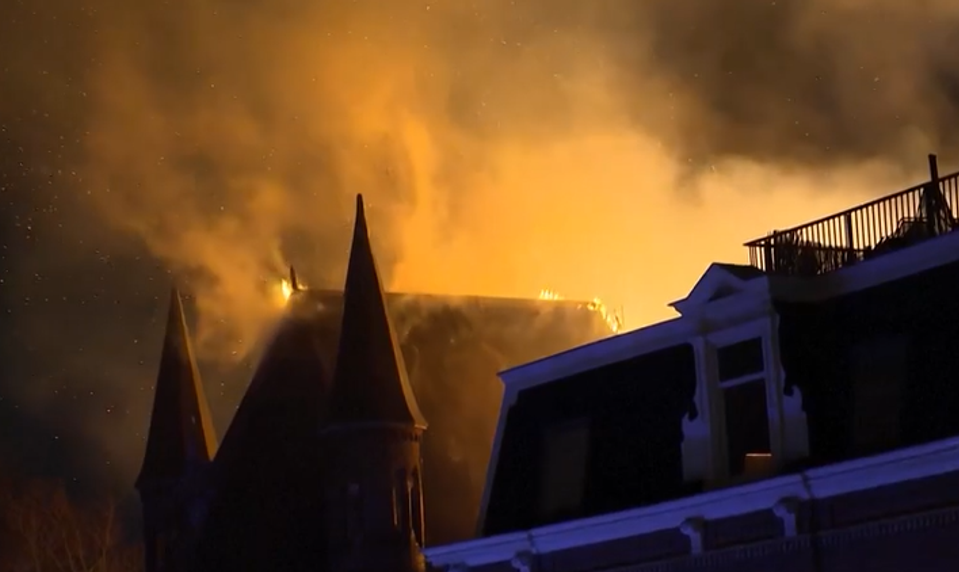 Silvestrovský požiar zničil kostol v Amsterdame. 50 metrová veža sa zrútila