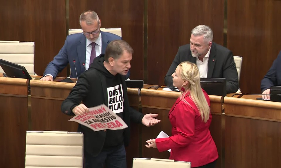 Koalícia schválila novelu trestného zákona. Pred parlament medzitým dorazil opozičný protestný pochod