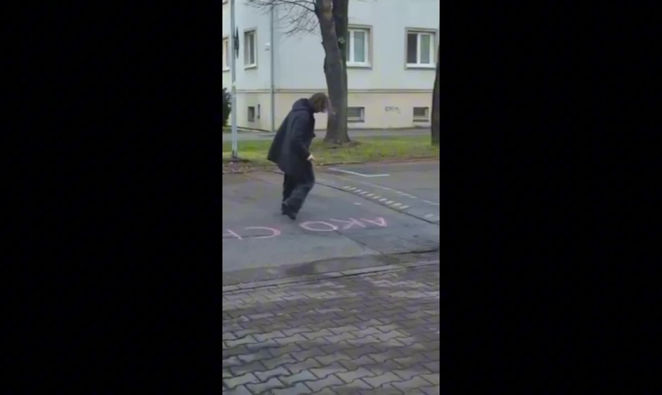 V čase, keď študent písal odkaz Ficovi, bola na mieste poslankyňa PS. TV JOJ má video