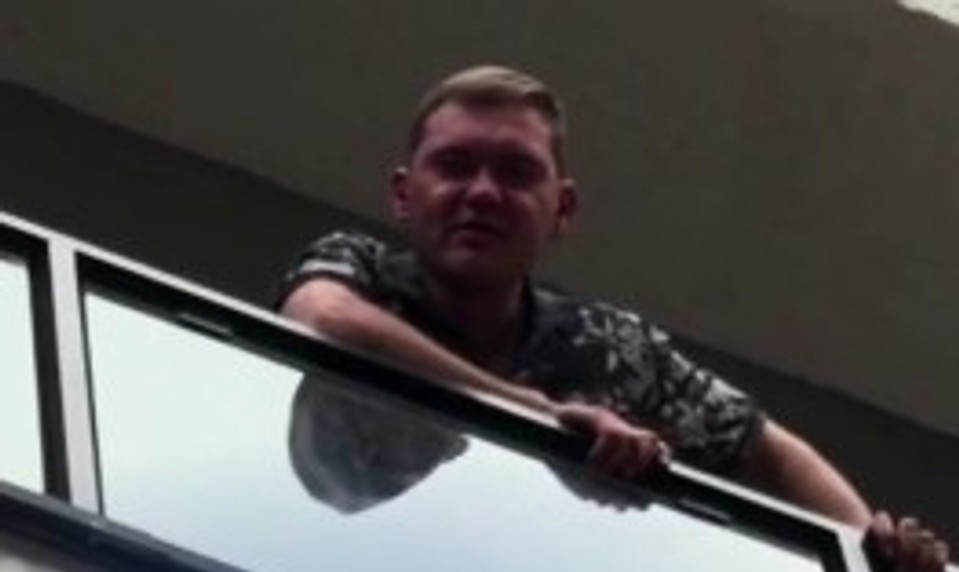 „Sláva Rusku!“ kričal muž, ktorý močil z balkóna na ľudí