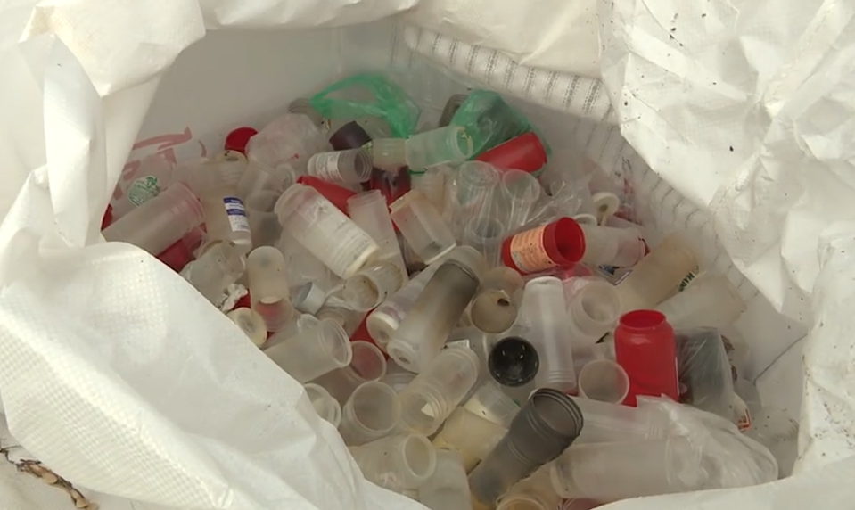 Cintoríny po dušičkách zaplavuje odpad z plastov a elektronických sviečok