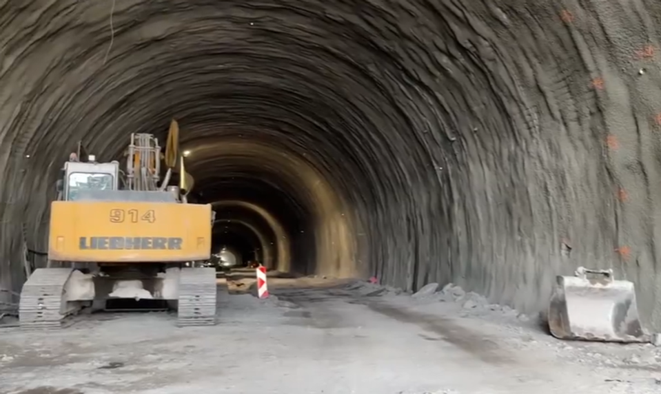 Pri razení tunela stavbári narazili na rádioaktivitu. Za socializmu tam vznikli uránové štôlne