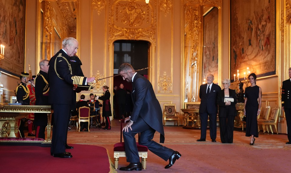 Povstaňte, Sir David Beckham! Kráľov meč dnes spočinul na ramene slávneho futbalistu!