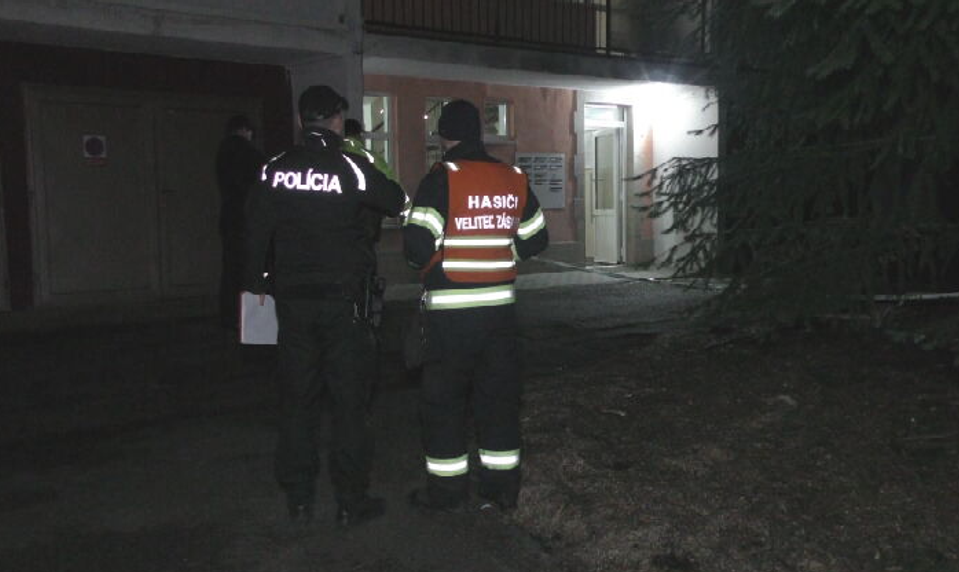 Dramatický pád z balkóna bytovky: Muž zostal nehybne ležať na betóne