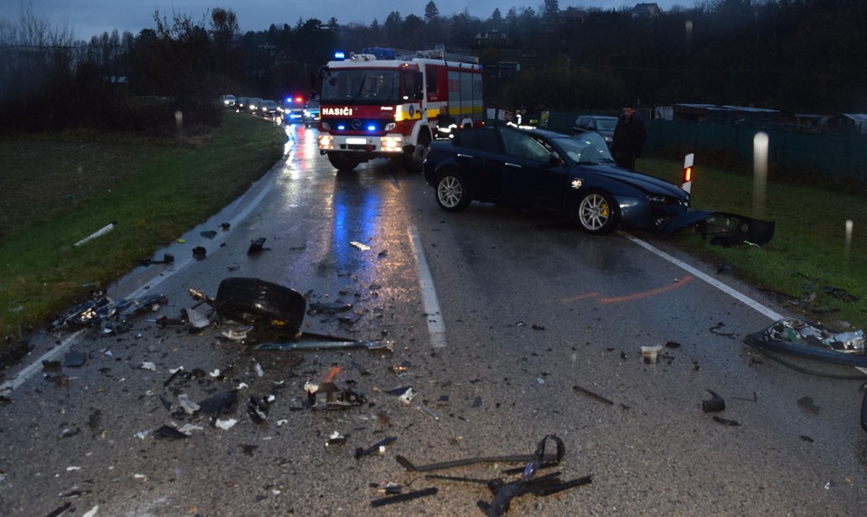 Mladý vodič nezvládol zákrutu. Po zrážke z troch áut zostali len vraky