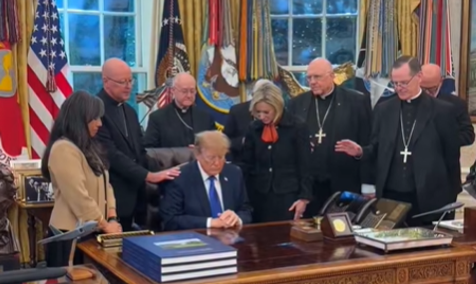 Katolícki biskupi sa modlili s Trumpom, teraz sa ospravedlňujú. Biely dom podľa nich stretnutie zneužil
