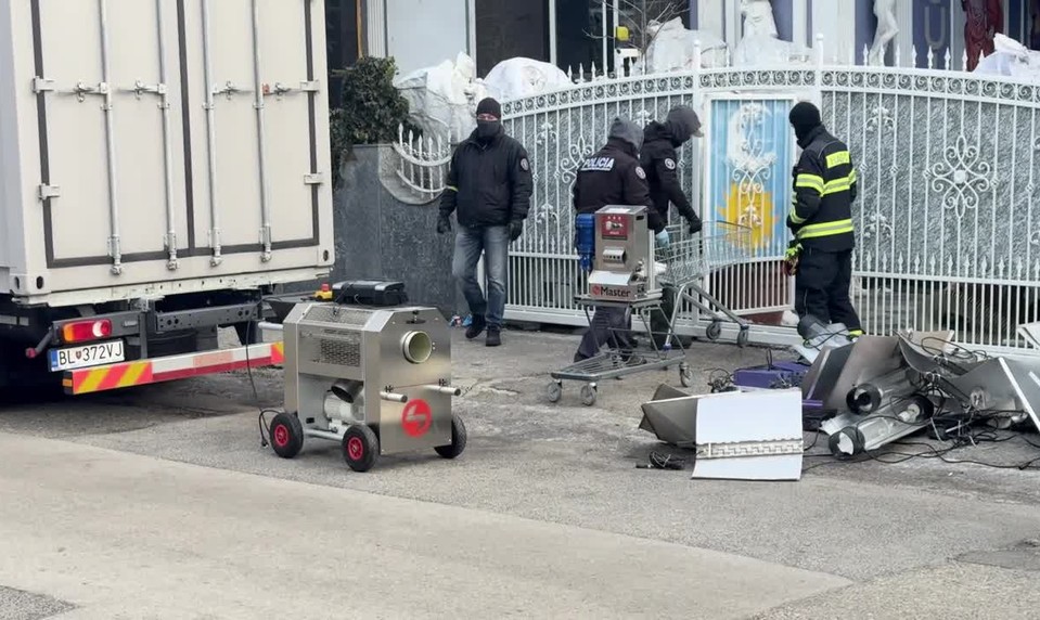 Rozsiahla policajná akcia v Pezinku: Cieľom je drogová trestná činnosť