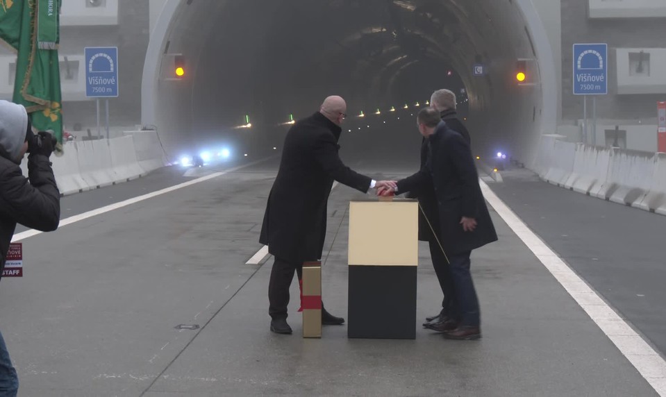 Motoristi sa dočkali: Tunel Višňové je po 27 rokoch konečne otvorený