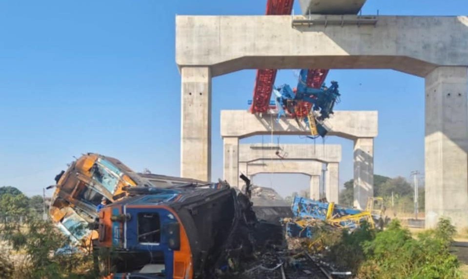 Žeriav sa zrútil na idúci vlak, hlásia desiatky mŕtvych a zranených