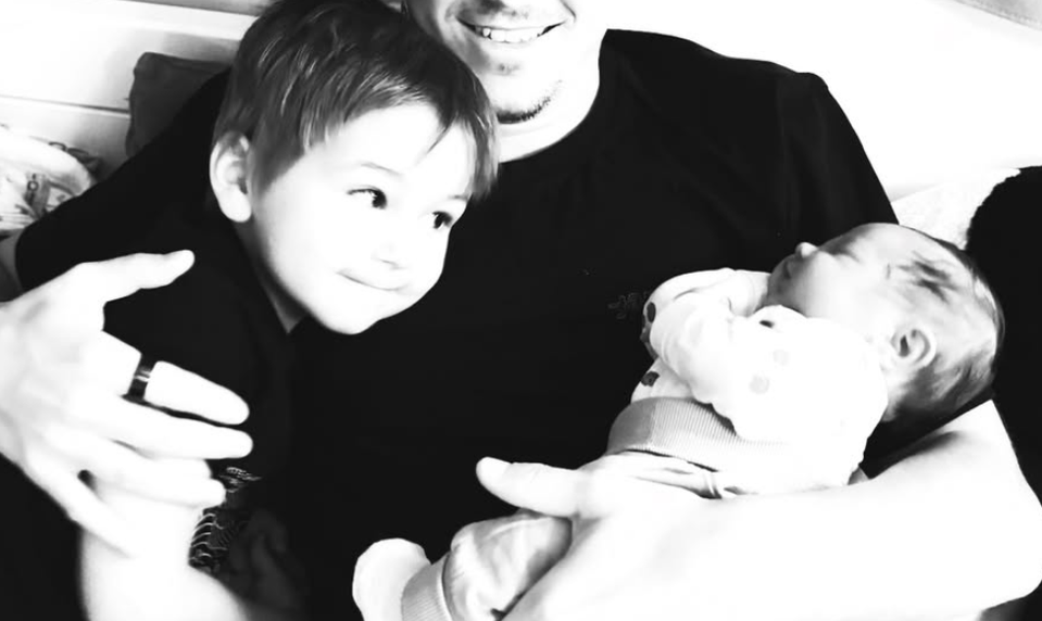 Dokonalá idylka obľúbeného moderátora! Novopečený dvojnásobný otecko sa pochválil prírastkom!