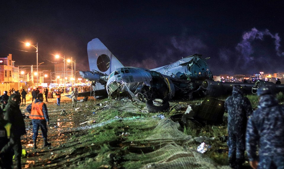 Spadlo lietadlo prevážajúce bankovky. Nehoda si vyžiadala 20 obetí, z miesta lietali peniaze