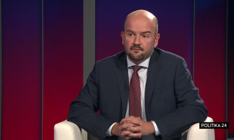 Politika 24: Mali by ich dostať tí, ktorí ich naozaj potrebujú, povedal Dubéci k 13. dôchodkom