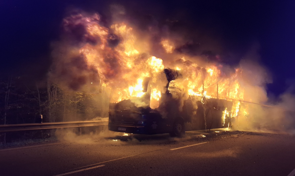 Autobus s cestujúcimi zasiahol rozsiahly požiar, pohltili ho plamene