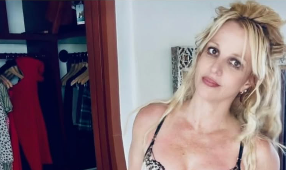 Britney zmizla zo sociálnej siete, vrátila sa zakrátko aj fotkou TOHTO fešáka! Fanúšikom to nedá spať!