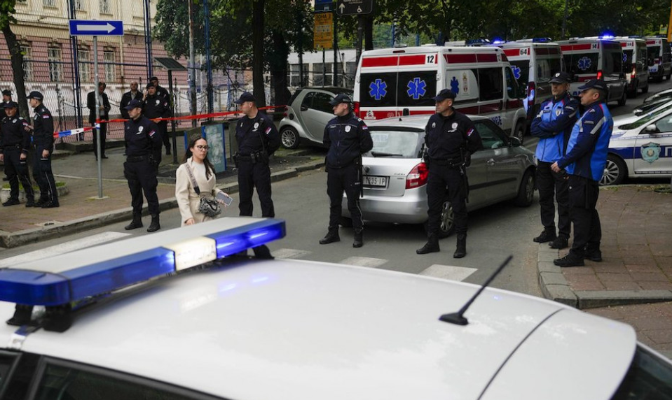 Školy v Británii, Maďarsku a Srbsku dostali vyhrážky bombovými útokmi