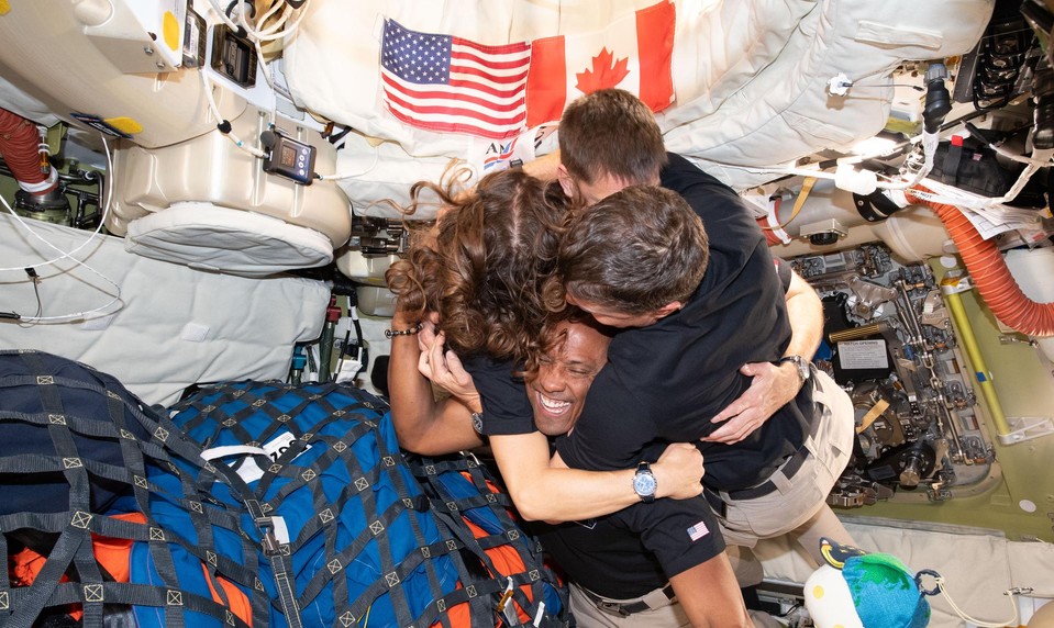 Prvý neamerický astronaut si pochvaľuje tímovú spoluprácu