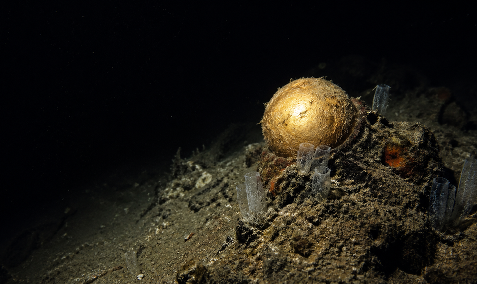 Na dne mora našli zlatú guľu. Zistiť, čo to je, trvalo roky