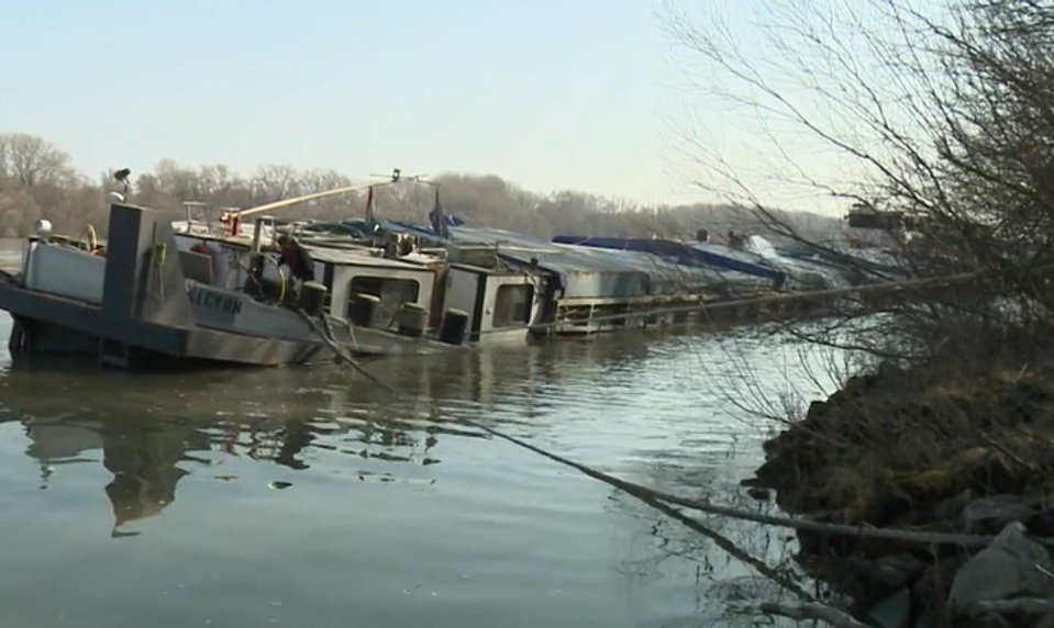 Na Dunaji pri Medveďove sa potápal šlep s tisíc tonami pšenice