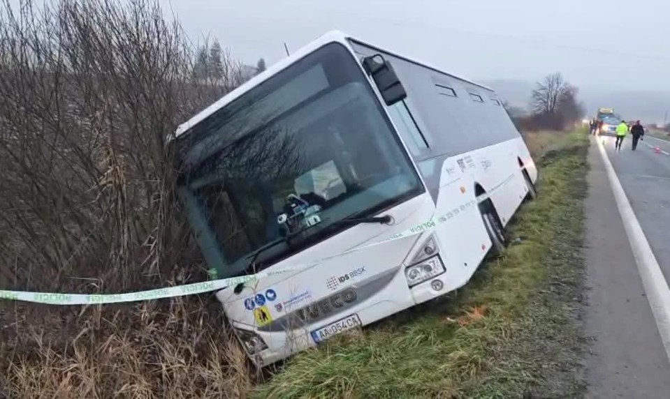 Autobus zišiel z cesty a skončil v priekope. Na mieste zasahuje polícia
