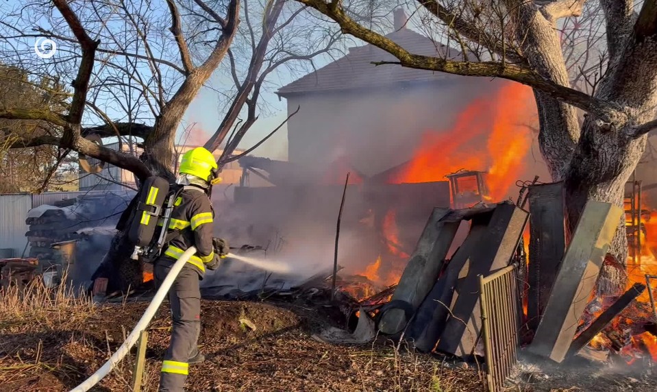 Vo Svidníku horela strecha bytovky. Rýchla reakcia detí zabránila väčšej pohrome