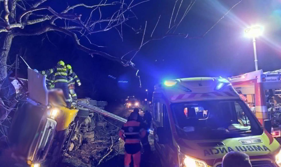 Tragédia na ceste do Handlovej: Kamionista neprežil silný náraz do stromu