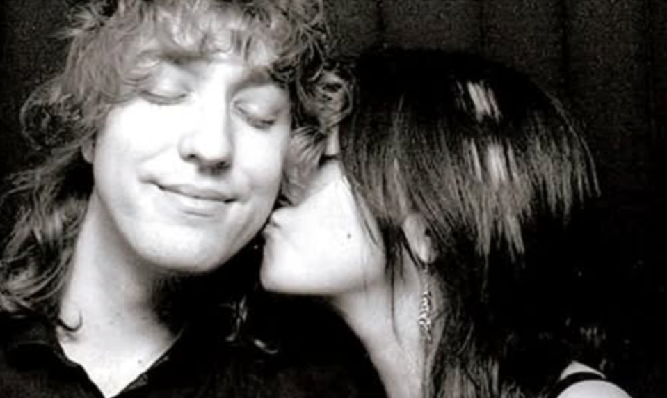 Žbirka sa zasnúbil! Mekyho syn pokľakol, so snúbenicou sú úplná kópia Lennona a Yoko Ono!