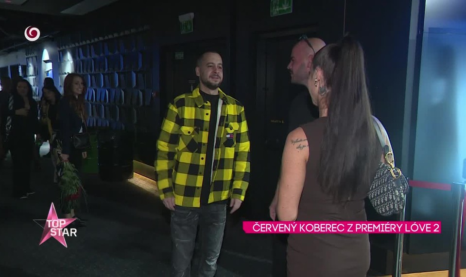 ČERVENÝ KOBEREC Z PREMIÉRY LÓVE 2
