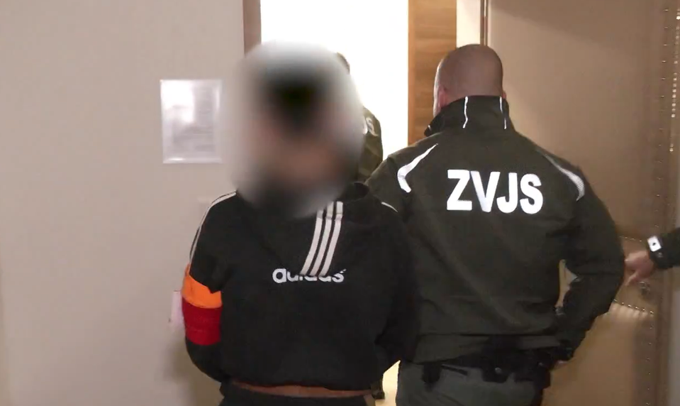 Pred súd predstúpili mladíci obvinení z brutálneho útoku na muža bez domova