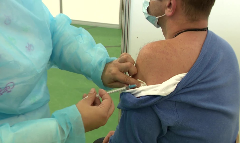 Množstvu COVID pasov končí platnosť. Dostať sa ale k posilňujúcej dávke očkovania je problém