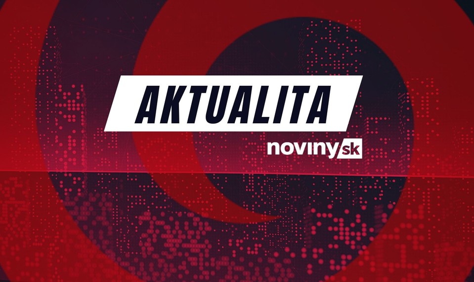 Polícia zasahuje po streľbe pri rodinnom dome, zranený je mladý muž