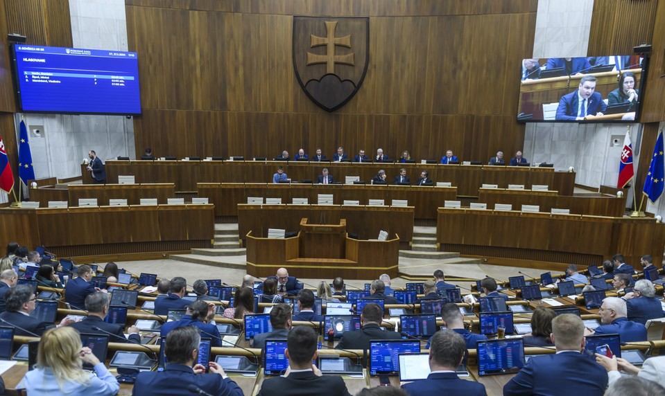 Poslanci schválili novelu zákona o bankách, upravili ňou aj ďalšie zákony