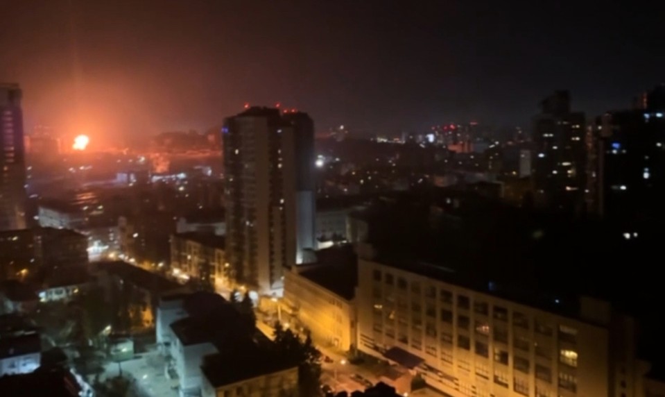 Rusko bombardovalo Kyjev: Hlásia zranených, niektoré budovy sú bez tepla