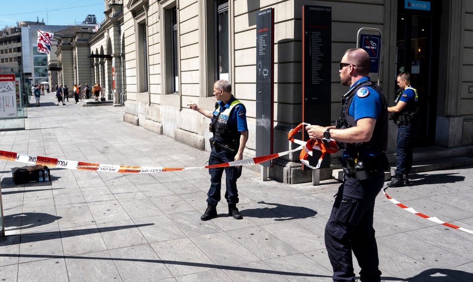 Šokujúci útok na švajčiarskej stanici: Muž bodal štyroch ľudí a kričal „Allahu Akbar“
