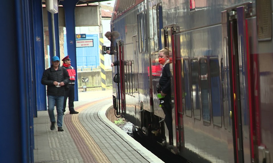 Po zrážke vlakov pri Pezinku sa trať môže od stredy opäť plne sprejazdniť