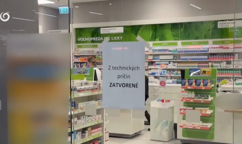 Muž sa mal v lekárni vyhrážať nožom a žiadať peniaze. Zasahovali kriminalisti
