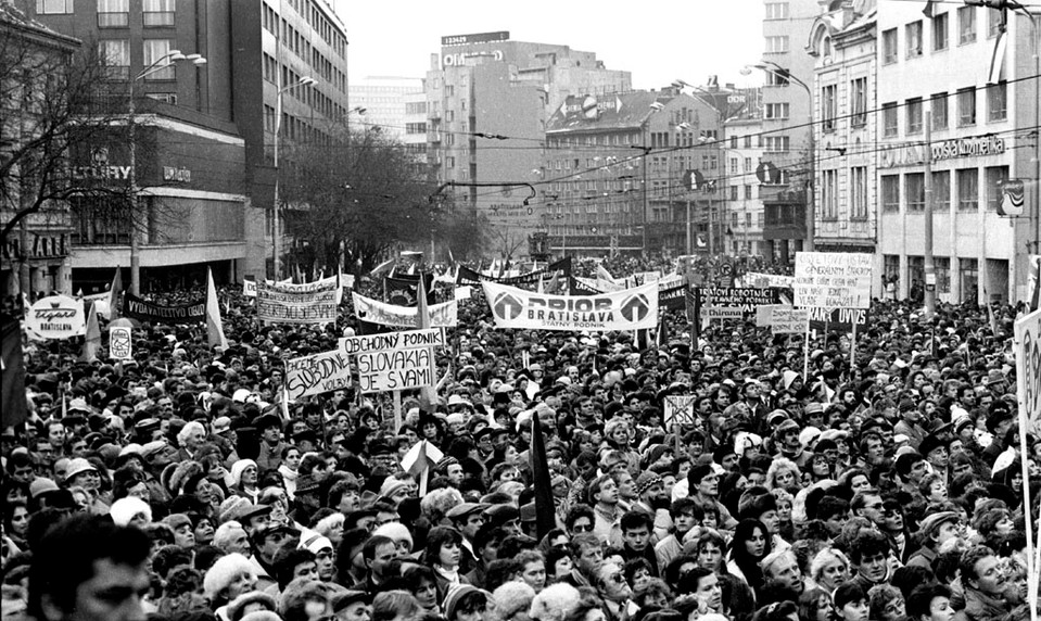 Tribúni Novembra ’89: Dnešná nespokojnosť mladých pripomína revolúciu