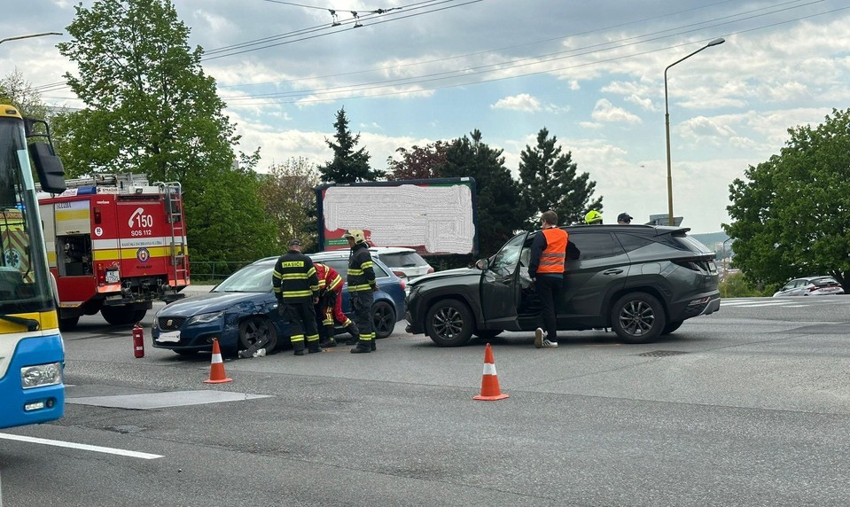 V Košiciach sa zrazili dve autá. Na mieste sú zranení