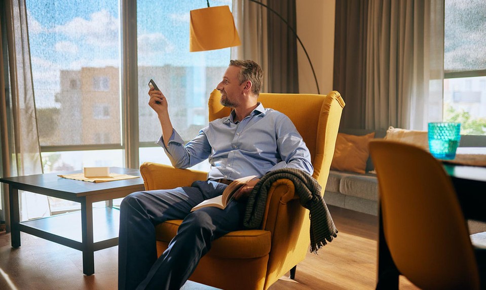 Solárne screeny: riešenie do horúčav bez sekania stien