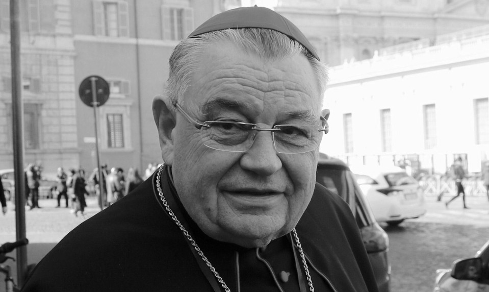 Stovky ľudí sa lúčia s kardinálom Dukom. Nad katedrálou preleteli lietadlá v tvare kríža