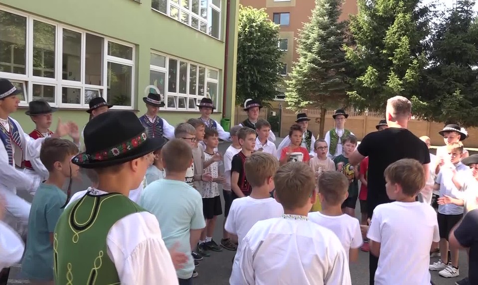 Vo Vranove nad Topľou si pripomenuli krásu tradícií. Deti prišli do školy v krojoch