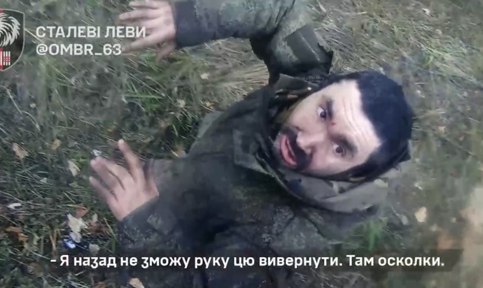 VIDEO: Američan zdvorilo zajal ruských vojakov. Zapálil im aj cigaretu