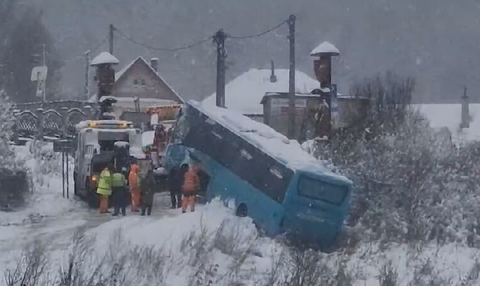 Snehové záveje robia na cestách problémy. Autobus dostal šmyk a zišiel z cesty
