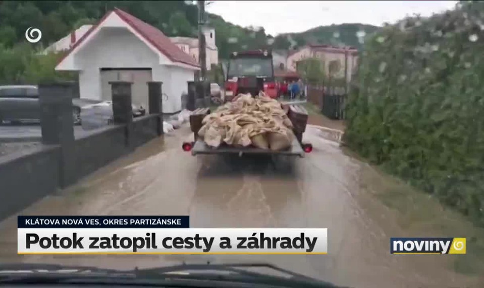 Potok zatopil cesty a záhrady