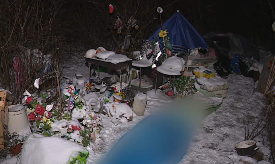 Pri poliklinike našli policajti mŕtvu ženu. Žila tam s partnerom roky