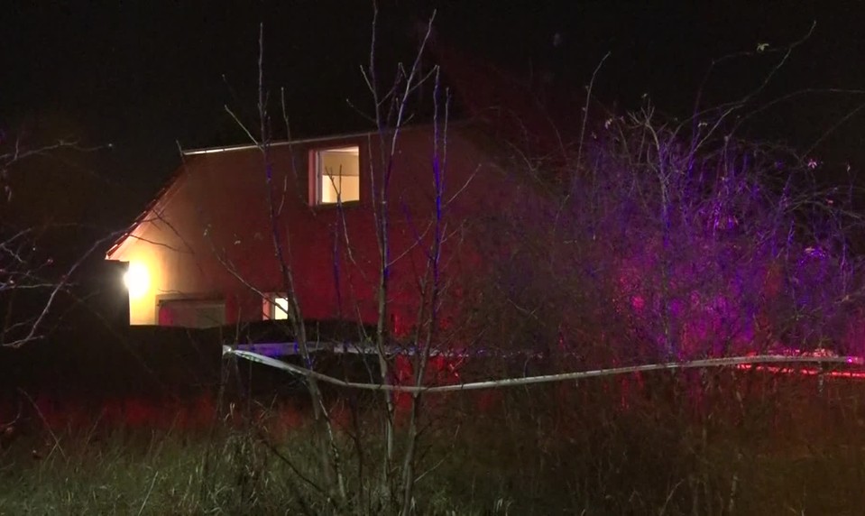 Tragédia pred Vianocami: Otec usmrtil manželku a zranil dcéru, následne nôž otočil proti sebe