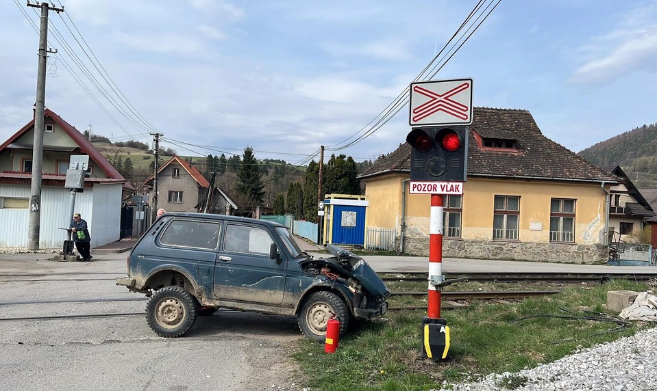 Nehoda na železničnom priecestí: Vlak na Orave narazil do auta